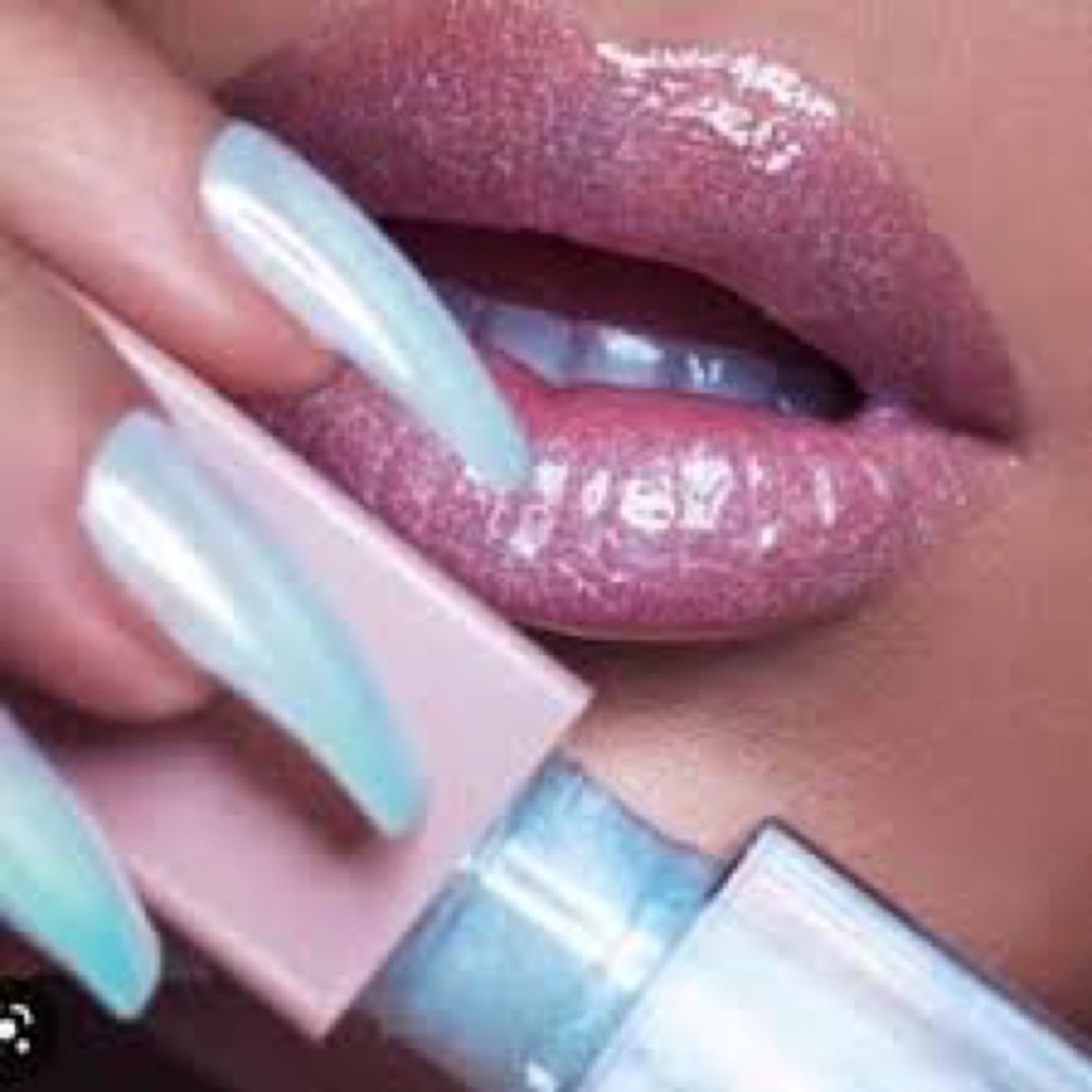 ✨NEW IN BOX KKW IRIDESCENT GLOSS (DISCONTINUED✨